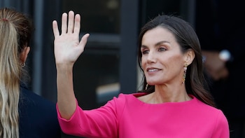 La reina Letizia rescata el vestido rosa más icónico de su armario y confirma el regreso del ‘Barbiecore’