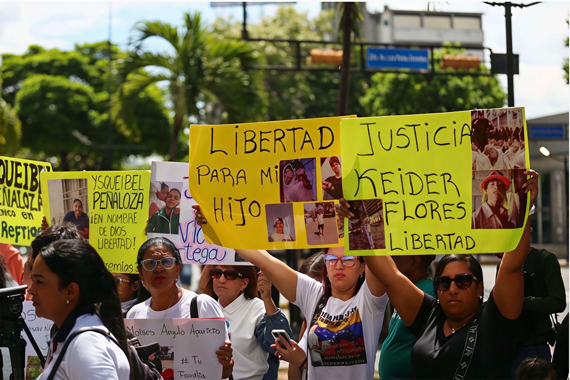 Mujeres reclaman por la libertad de sus hijos frente a la sede de la ONU en Caracas en abril 2025.