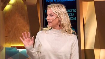 Cansada de sus desplantes, Carina