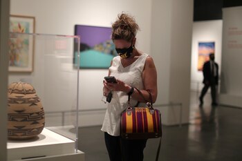 Los residentes del condado de Los Ángeles deberán usar mascarillas en espacios públicos cerrados (Foto: REUTERS)