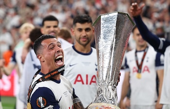 Pedro Porro celebra con la Europa League REUTERS/Violeta Santos Moura