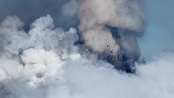 Esquiadores en las laderas del Etna mientras el volcán expulsa lava y rocas incandescentes