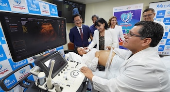 Médicos peruanos operan a bebé