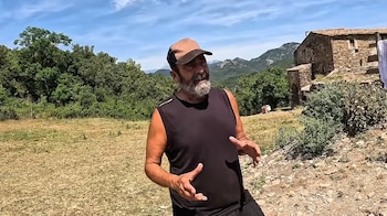 Alain explica la importancia de los animales en el campo. (Arnau Serrado/YouTube)