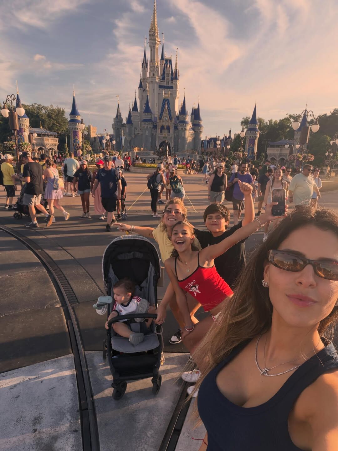Camila Galante, la esposa de Leandro Paredes, llegó a Estados Unidos y aprovechó para ir a Disney con sus tres hijos (Instagram)