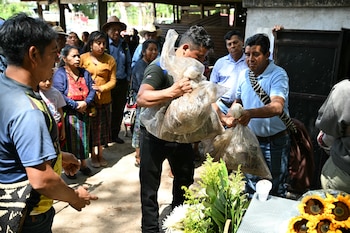En Guatemala entierran a 68 víctimas del conflicto armado después de 44 años
