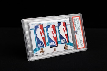 La carta "Triple Logoman" de LeBron James, que contiene los parches de sus pasos por Cleveland Cavaliers, Miami Heat and Los Angeles Lakers, se vendió en más de 6 millones de dólares (Goldin/Handout REUTERS)