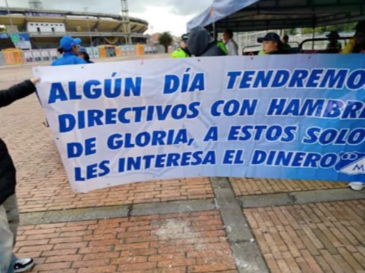 En esta otra pancarta de protesta, hinchas de Millonarios expresaban su inconformidad con la directiva, al señalar que a los actuales