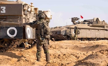 Tanques israelíes apostados en la Franja de Gaza, a la espera de una tregua entre Israel y Hamas