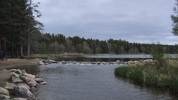 Un pescador encuentra un coche
