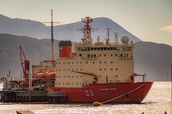 Monitorean un témpano que podría