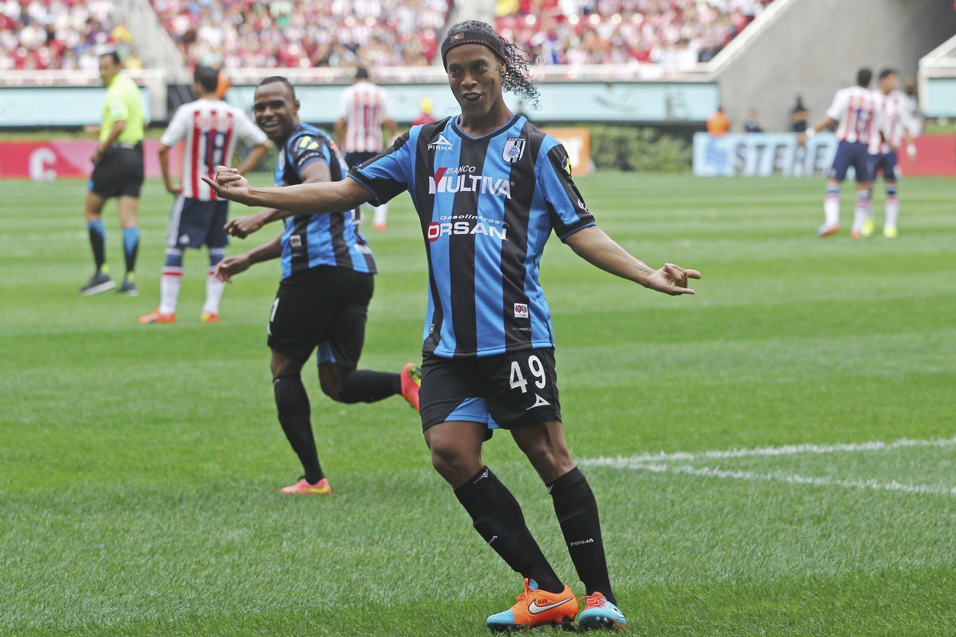 zAPOPAN, JALISCO, 21SEPTIEMBRE2014.- Esta tarde en el Estadio Omnilife y en partido correspondiente a la Jornada 9 del Torneo Apertura 2014 de la Liga MX, se enfrentan los equipos de las Chivas de Guadalajara frente a Querétaro. En la imagen el jugador Querétaro, Ronaldinho festeja el segundo gol de su equipo. FOTO: FERNANDO CARRANZA GARCIA /CUARTOSCURO.COM