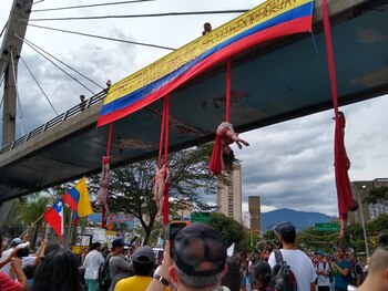 Cuerpos desnudos, mutilados, sangrantes y colgando como exhibición, así decidió representar los horrores de la guerra un colectivo de artistas de la ciudad de Medellín