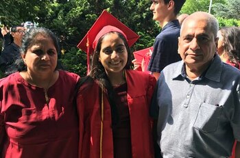 Madhvi Aya, su hija Minnoli y su marido Raj. La enfemera del Woodhull Medical Center de Brooklyn murió de coronavirus (Minnoli Aya)
