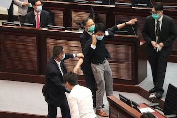 Oficiales de seguridad retienen al legislador Ted Hui (Reuters/archivo)