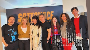 Seis personas sonrientes posan de pie; entre ellas, Adrián Suar, Griselda Siciliani y Margarita Suar, frente a un cartel con la palabra SOTTOVOCE