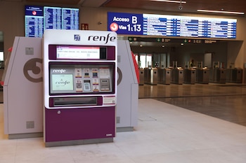 Tornos de acceso, panel de salidas y una máquina de compra de tickets en el nuevo vestíbulo de la estación de Chamartín-Clara Campoamor en Madrid. (Ministerio de Transportes)