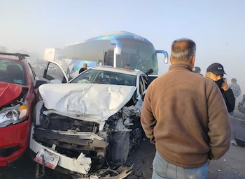 Varios vehículos particulares también se