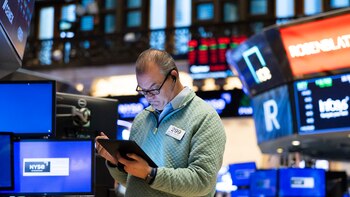 Wall Street cierra mixto, expectante