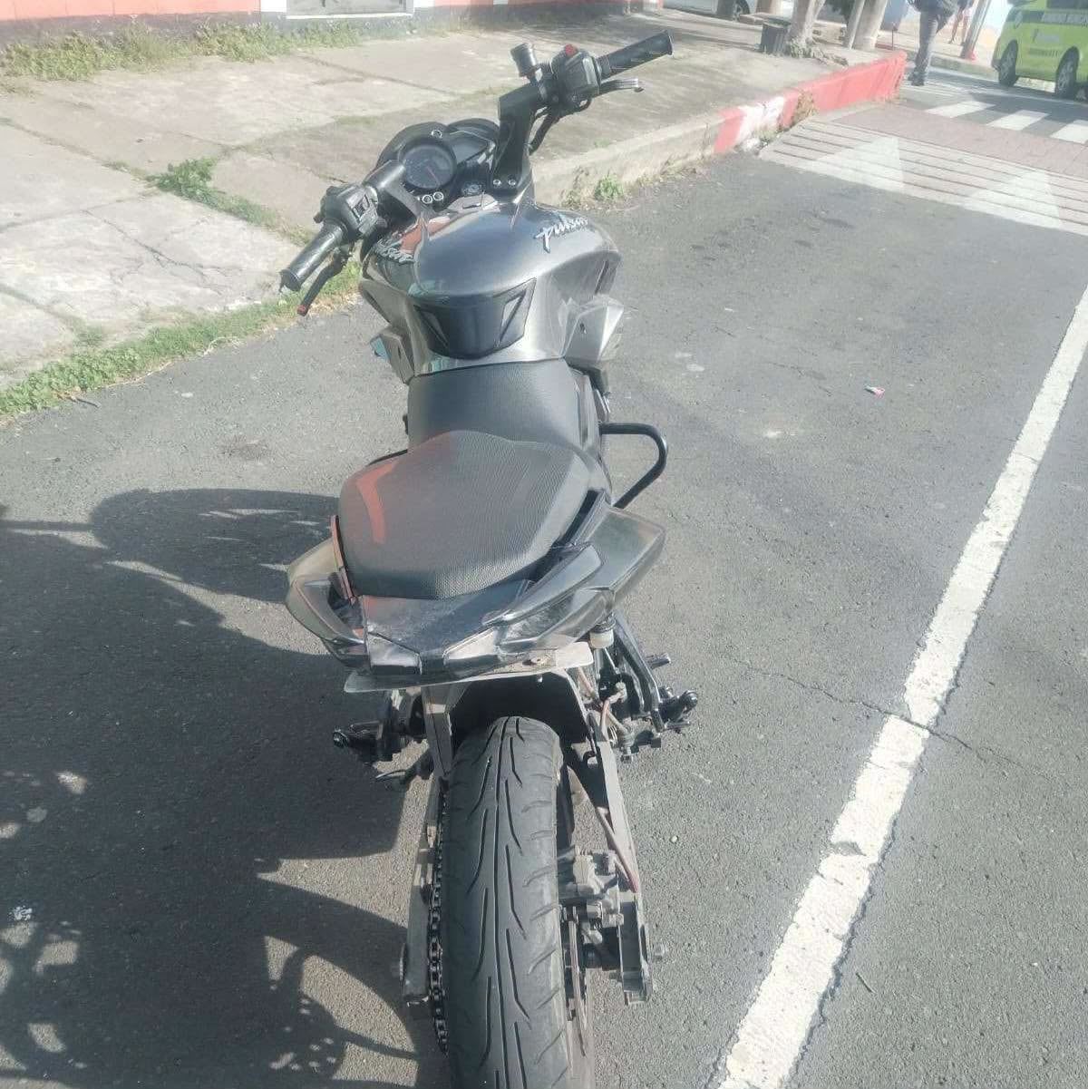 Los peritos del Ministerio Público embalaron en la cinta asfáltica una motocicleta, prendas de vestir, un teléfono y diez casquillos. (Bomberos Municipales)