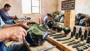 Obsidiana dorada, única en el mundo y originaria de Hidalgo, México: así son los artesanos que viven de ella