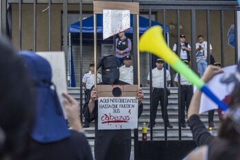 Ciudadanos protestan frente a la