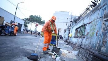 Cuadrillas de limpieza recuperaron las condiciones sanitarias y mejoraron el entorno urbano en los conglomerados intervenidos - Créditos: MML.