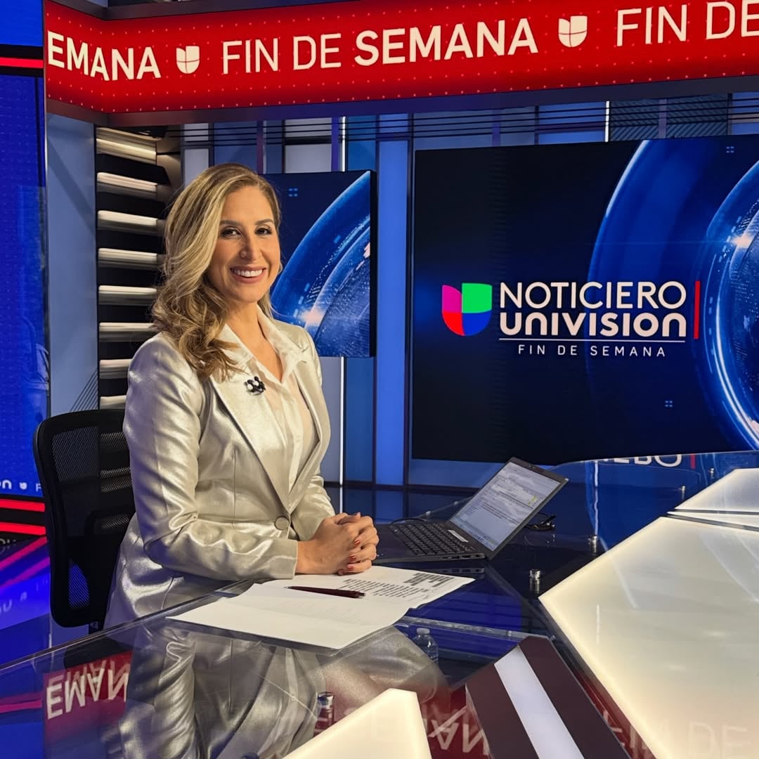 Elyangelica González es una periodista venezolana de Univisión especializada en cobertura política y migratoria, cuya trayectoria y condición de exiliada le dieron un fuerte peso simbólico a su reacción en vivo (Instagram)