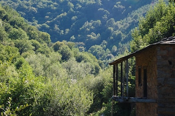 Bosque con una casita de piedra