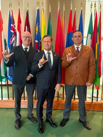 Mike Waltz festeja el cambio de postura de 12 países y la pérdida de votos para el régimen (Foto cortesía Embajador M. Waltz)