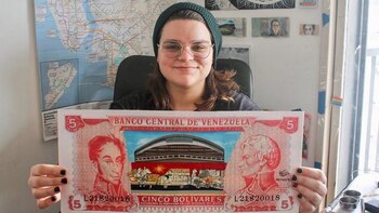 Karina Freites con un billete