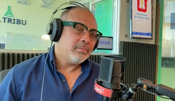 Carlos "El Famoso" Hernández durante su participación en el programa radiofónico La Tribu en San Salvador (Cortesía: La Tribu).