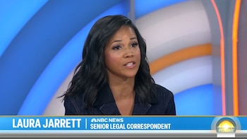 Una mujer con cabello oscuro y chaqueta de mezclilla azul habla frente a un fondo de estudio azul. Una barra gráfica la identifica como Laura Jarrett de NBC News
