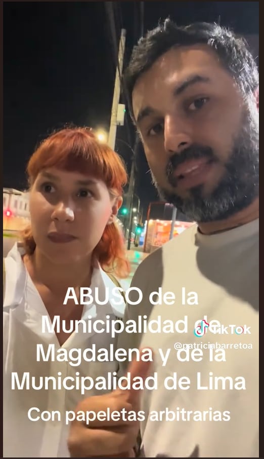 Patricia Barreto y un acompañante denuncian públicamente el abuso de la Municipalidad de Magdalena por la imposición de tres papeletas sin previa notificación. (TikTok)