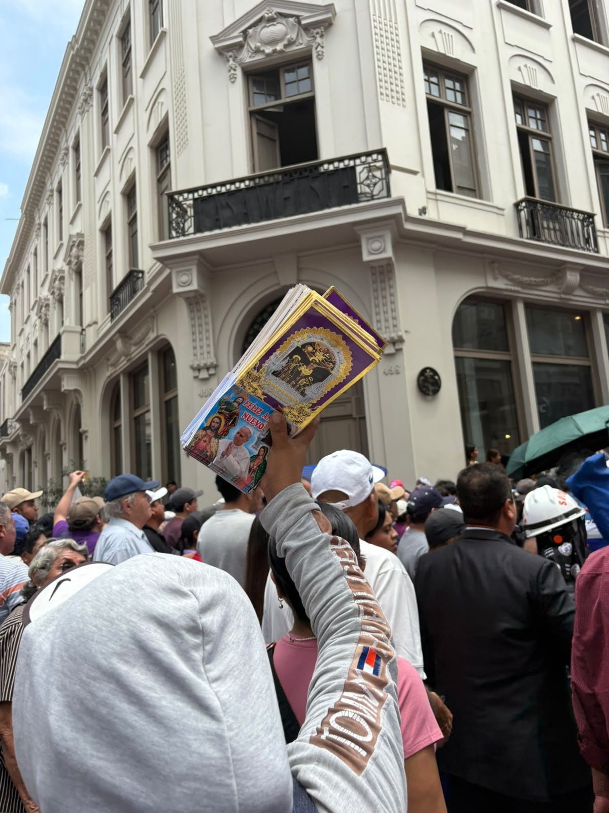 La imagen del Señor de los Milagros inició su segundo recorrido desde el santuario de Las Nazarenas este domingo 18 de octubre. (Infobae/Clara Giraldo)
