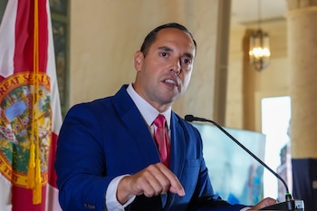 El candidato republicano a vicegobernador de Florida, Bryan Ávila, fue captado este 25 de agosto, al dar un discurso, en la Torre de la Libertad, en Miami, (FL, EE.UU.). EFE/Alberto Boal