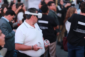 Un hombre con cascos de