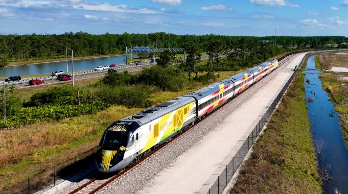 El nuevo puente sobre el río St. Lucie aumentará el ancho y la altura libre para reducir las aperturas ante el paso de embarcaciones (Brightline)