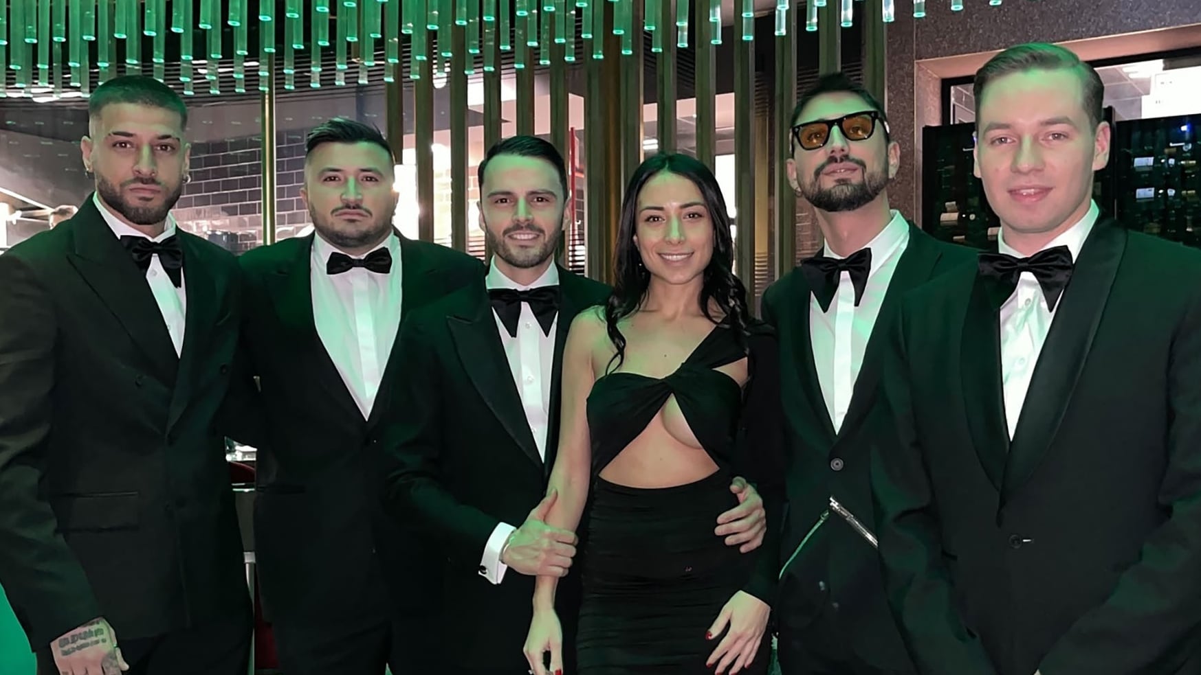 Los dueños junto al resto de los colaboradores de la agencia acusada en Italia (Instagram)