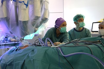 Vall d’Hebron realiza la primera cirugía pediátrica de Europa con un robot que opera a través de una sola incisión.