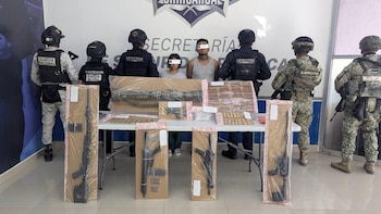 Detienen a pareja con lanzacohetes antitanque, arsenal y mil pastillas de fentanilo en Ciudad Juárez