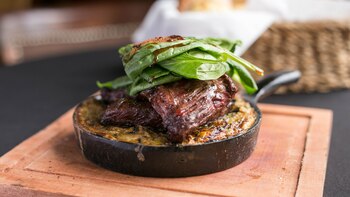 Provoleta con entraña, uno de