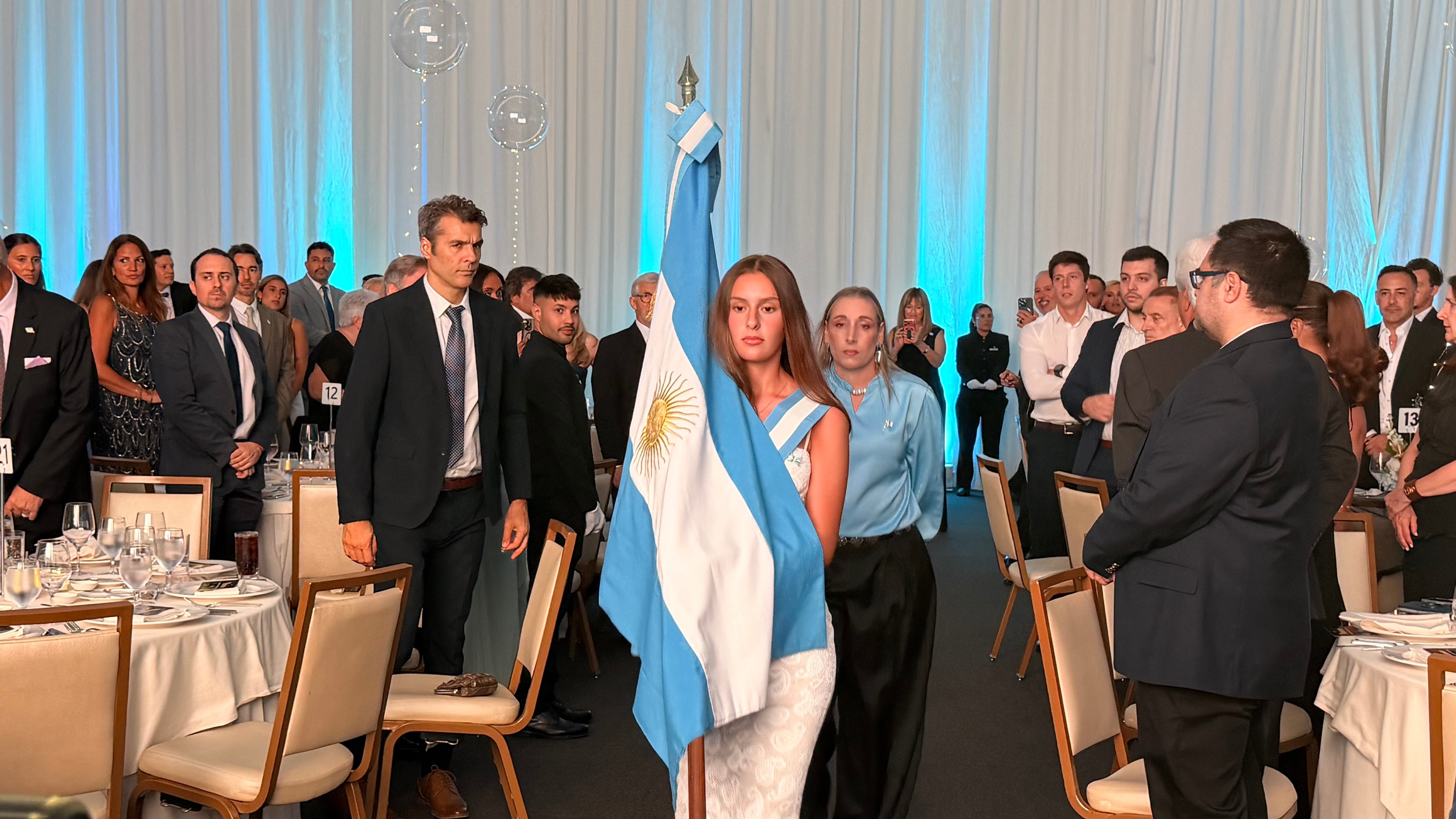 Una joven porta la bandera argentina durante la gala anual, bautizada Costumbres argentinas, en el hotel JW Marriott Marquis