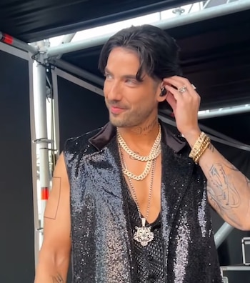 El actor Carlos Torres se vuelve tendencia tras hablar de su vida íntima en 'La revuelta' - crédito @carlos1torres1/IG
