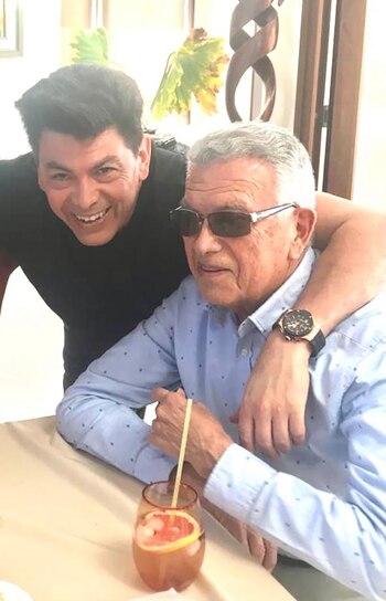 El Dr. Fernando Pastor junto