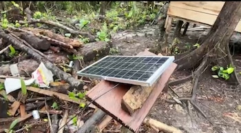 Dragas, motobombas, generadores y paneles solares formaban parte del equipamiento encontrado durante las diligencias realizadas por las autoridades. Captura de video