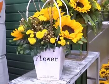 Vendedores preparan canastas y ramos