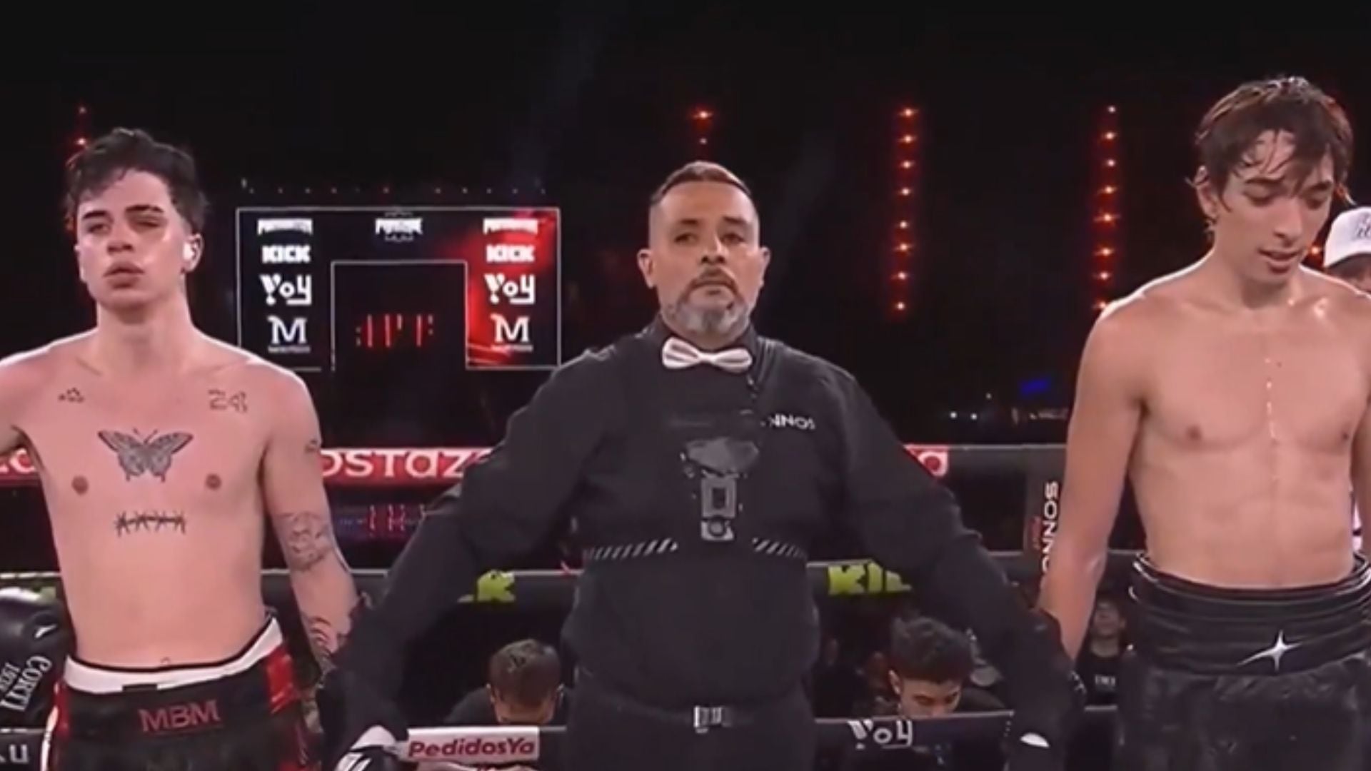 Ambos competidores esperando la definición en el ring (Captura de video)