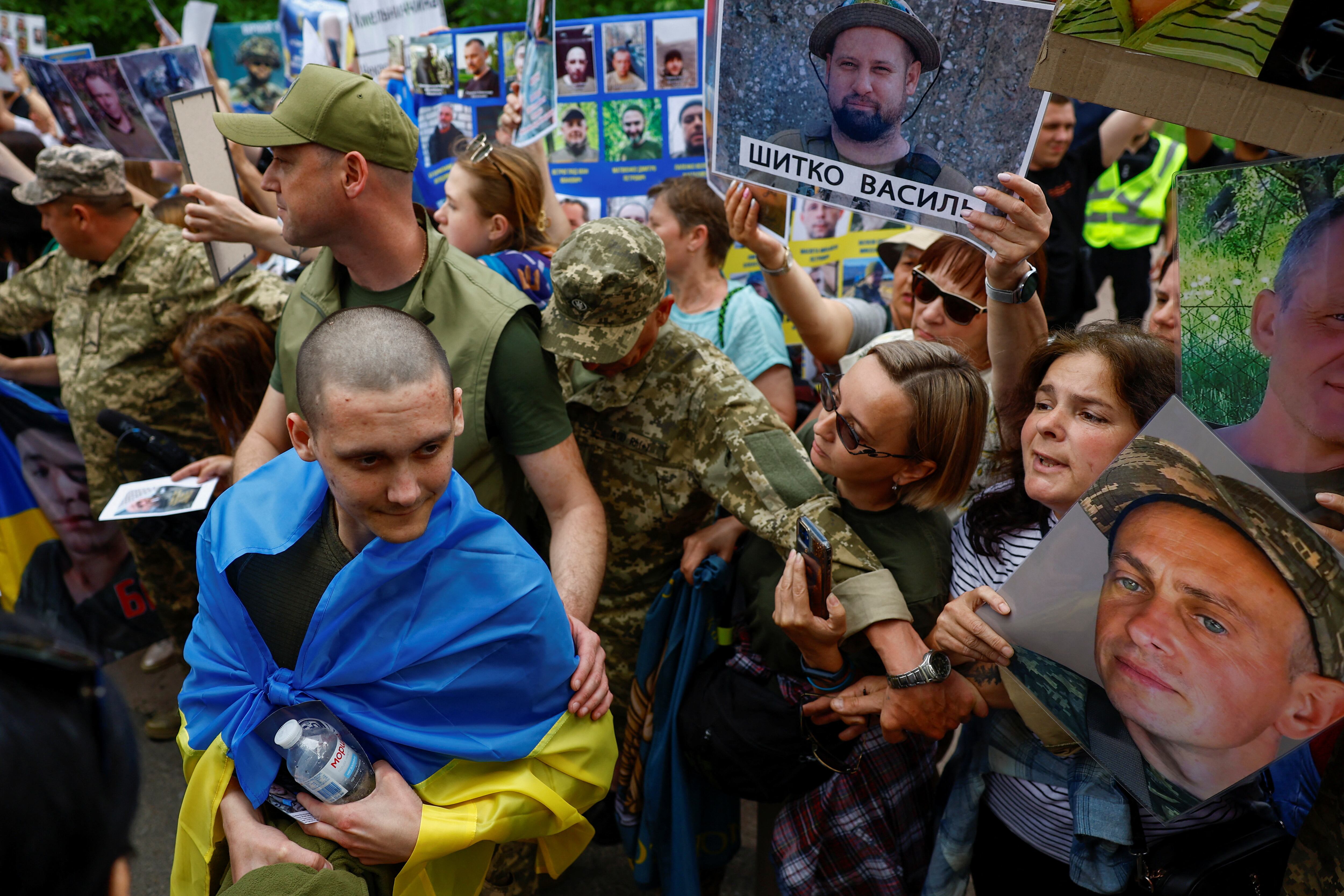 Un prisionero de guerra ucraniano baja de un autobús tras ser liberado en un intercambio, en medio del ataque de Rusia a Ucrania, en un lugar no revelado de Ucrania, el 9 de junio de 2025. (REUTERS/Valentyn Ogirenko)