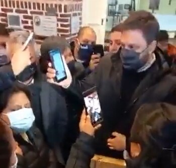 Leandro Santoro con vecinos de